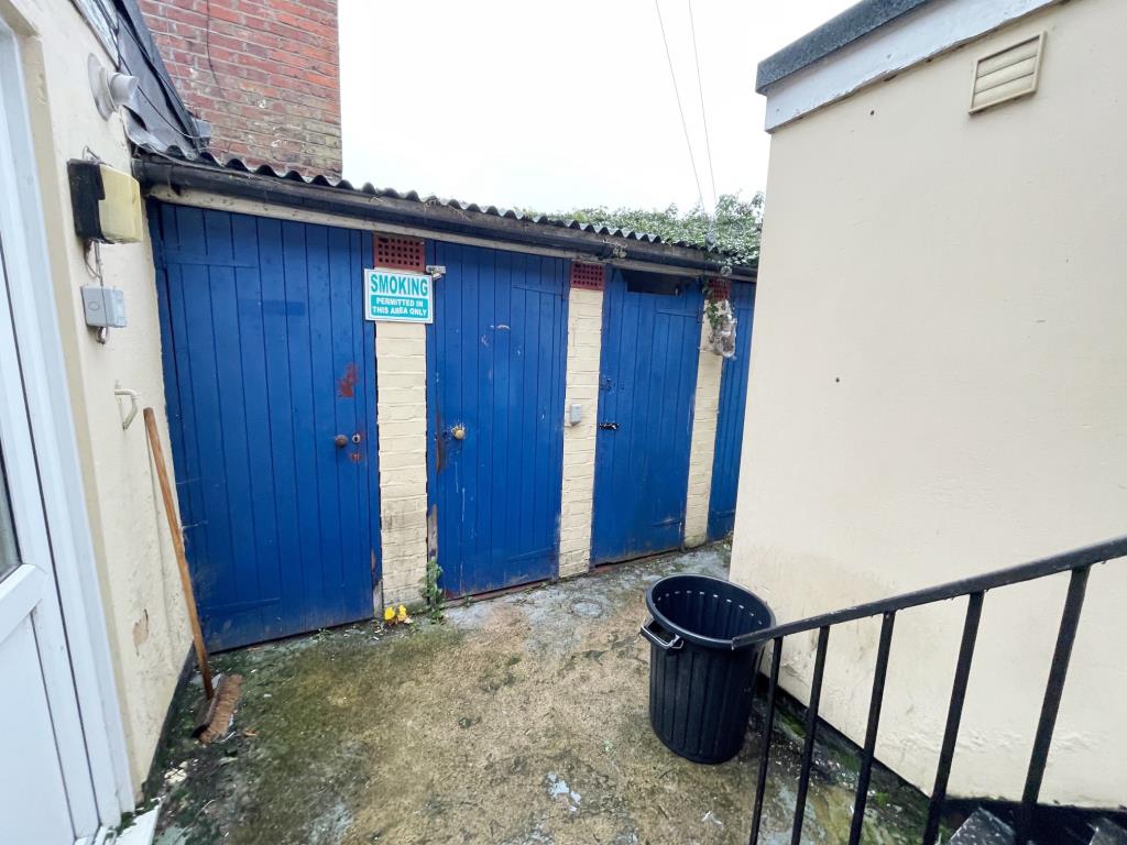 Lot: 64 - A MIX OF COMMERCIAL AND RESIDENTIAL PROPERTY FOR IMPROVEMENT IN CITY CENTRE - Storage sheds to the rear of the building